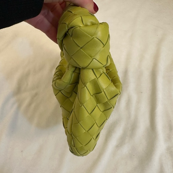 100% authentic Bottega Veneta mini Jodie leather handbag in chartreuse green. - Picture 5 of 11
